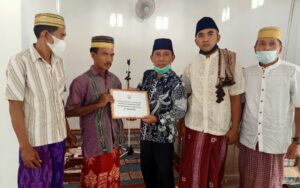 Bupati Sumbawa Barat Silaturahmi dan Serahkan Bantuan Dana Kepada Masjid di Kertasari