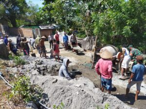 Jalin Kebersamaan, Bhabinkamtibmas dan Babinsa Gotong Royong Bantu Warga Bangun Jalan Desa