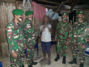 Warga Tulakadi Serahkan Satu Pucuk Senpi Springfield Kepada Satgas Pamtas