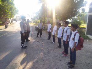 Bhabinkamtibmas Desa Merente Tindak Remaja Yang Tidak Menggunakan Masker