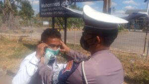 Laksanakan Patroli Rutin, Sat Lantas Polres Sumbawa Himbau Masyarakat Agar Tetap Gunakan Masker