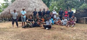 Satgas Pamtas Yonif 742/SWY Gotong Royong Bersihkan Rumah Adat