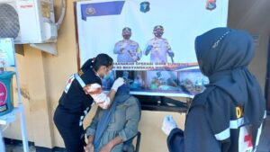 Polres Sumbawa Lepas Keberangkatan Masyarakat Penerima Bantuan Operasi Bibir Sumbing Di Polda NTB
