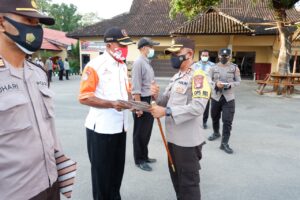 Kapolres Sumbawa Berikan Reward Kepada Personel & Masyarakat
