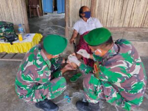 Peduli Kesehatan Warga, Personel Satgas Pamtas Yonif 742/SWY Berikan Pelayanan Door to Door