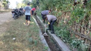 Bersama Warga, Bhabinkamtibmas Lunyuk Ode Gotong Royong Bersihkan Lingkungan Sukseskan Kampung Sehat