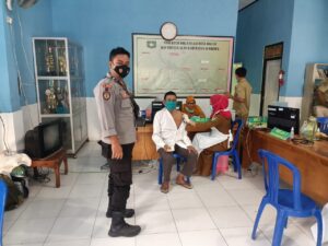 Bhabinkamtibmas Desa Dalam Pantau Vaksinasi Lansia Tahap 2