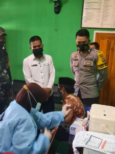 34 Lansia di Banjar Sumbawa Barat Mendapat Vaksin Tahap 2