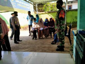 Bhabinkamtibmas Desa Pungka Awasi Pelaksanaan Vaksinasi Di Desa Binaan