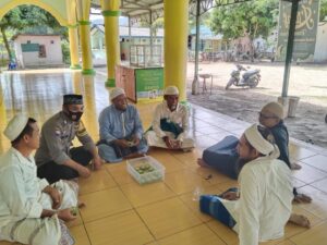 Safari Jum’at Bhabinkamtibmas Berikan Sosialisasi Lomba Kampung Sehat dan Kamtibmas