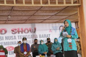 Selfie dan Nikmati Keindahan Puncak Mantar, Bunda Niken : KSB Punya Potensi Pariwisata Yang Magis