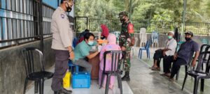 Bhabinkamtibmda & Babinsa Desa Sepukur Monitoring Vaksinasi Lansia