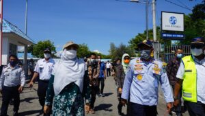 Tinjau Layanan Tiket Non Tunai, Wagub Ummi Rohmi : Ini Upaya Putuskan Penyebaran Covid-19