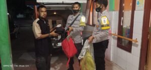 Oleng Karena Pecah Ban, Sebuah Mobil Avanza Ringsek Tabrak Pondasi Pagar Di Plampang