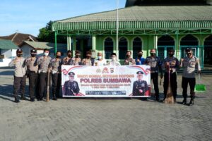 Jelang Hari Jadi Bhayangkara Ke-75, Polres Sumbawa Gelar Bakti Sosial Bersihkan Tempat-Tempat Ibadah
