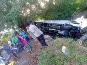 Hindari Seekor Anjing, Sebuah Truk Oleng Dan Masuk Parit Di Plampang