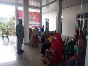 Babinsa Jajaran Kodim 1628/SB Bersinergi Sukseskan Program Sebuan Vaksinasi Covid -19 Di KSB