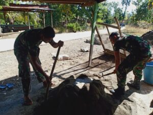 Satgas Pamtas Yonif 742/SWY Kembali Bantu Rehab Rumah Warga Maumutin