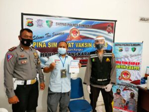 Dukung Program 1 Juta Vaksin, Sat Lantas Polres Sumbawa Langsung Beri Vaksin Kepada Pemohon SIM