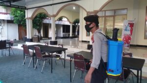 Jelang HUT Bhayangkara, Anggota Samapta Polres Sumbawa Barat Lakukan Penyemprotan Disinfektan di Lokasi Vaksin