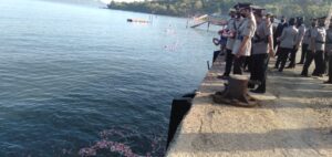 Peringati HUT Bhayangkara, Polres Sumbawa Barat Gelar Upacara Tabur Bunga Sebagai Bentuk Penghormatan untuk Para Pahlawan