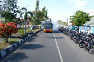 Tekan Penyebaran Covid-19, Polres Sumbawa Turunkan AWC Semprotkan Desinfektan