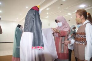 Bunda Niken : Kekayaan Tenun Budaya NTB Harus Ikuti Tren Fesyen