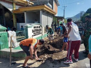 Bhabinkamtibmas dan Babinsa Gelar Gotong Royong ,Serta Berikan Imbauan Covid 19