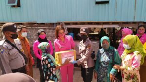Baksos Bhayangkari Cabang Sumbawa dan Polwan Santuni Wanita Jompo di Bungin