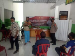 Sembaring mendampingi Masyarakanya yang melakukan Vaksin, Kapolsek Labangka memberikan Himbauan Prokes