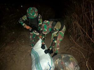 Pos TNI Yonif 742/SWY Kembali Gagalkan Penyelundupan Ratusan Pakaian Bekas