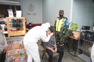 Tetap Semangat Danrem 162/WB Pimpin Patroli Gabungan Covid-19, 44 orang Jalani Rapid Test di Tempat.