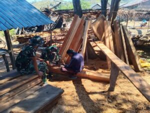 Pos TNI di Nananoe Gotong Royong Pembangunan Rumah Adat