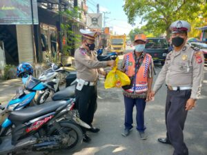 Satlantas Polres Sumbawa Kembali Laksanakan “Patroli Sedekah” Berbagi Sembako Dan Masker