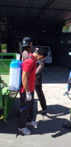 Bhabinkamtibmas Lempeh Lakukan Penyemprotan Disinfektan Cegah Penularan Covid-19