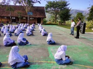 MPLS Siswa Baru, Polisi Di Sumbawa Awasi Penerapan Prokes