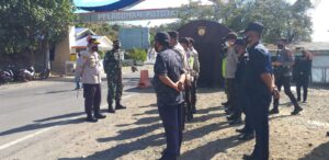 Dandim 1628/SB Dan Kapolres Sumbawa Barat Pantau kegiatan penyekatan PPKM Darurat Imbangan Pelabuhan Poto Tano