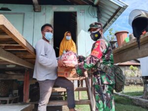 Peduli Warga Yang Melaksanakan Isolasi Mandiri, Koramil Alas Berikan Bantuan Sembako