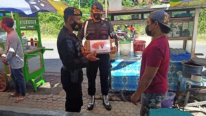 Jajaran Brimob Sumbawa Bagi Sembako Kepada Masyarakat di Tengah PPKM