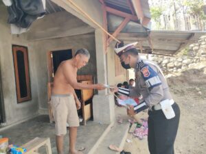 Lagi – Lagi, Polres Sumbawa “Patroli Sedekah” Sasar Warga Pinggiran Kota Berbagi Sembako