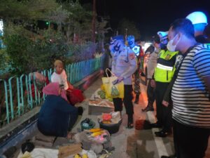 Tekan Angka Covid-19, Personil Gabungan Gencar Lakukan Patroli PPKM Mikro Dan Bagikan Sembako