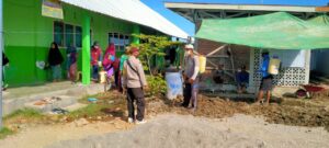 Bhabinkamtibmas Gontar Bersama Tim Puskesmas Alas Barat Melakukan Penyemprotan Disinfektan