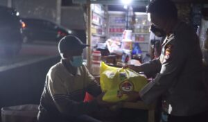 Kapolres Sumbawa Blusukan Malam Bagikan Sembako Dan Pastikan Warga Terapkan PPKM