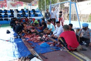 Cegah Kerumunan, Polres Sumbawa Bagikan Daging Kurban Datangi Rumah Warga