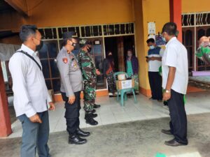 TNI Polri di Seteluk Sumbawa Barat Lakukan Bhakti Sosial Kepada warga yang Isolasi Mandiri dan Bagi Daging Qurban Kepada Masyarakat