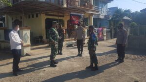 Sinergi TNI – Polri Berikan Bansos Dan Pasang Stiker Bagi Warga Masyarakat Terdampak Covid -19 Yang Sedang Isolasi Mandiri