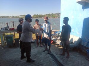 Imbangan PPKM, Sat Polairud Polres Sumbawa Laksanakan Patroli Himbauan Dan Bagikan Masker
