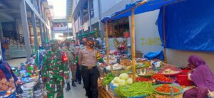 Petugas Gabungan Patroli Protokol Kesehatan di Pasar Seketeng