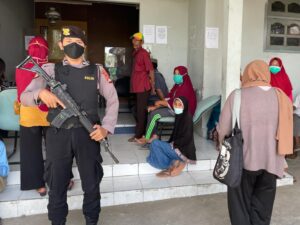 Personil Polres Sumbawa Pengamanan Obyek Vital dan Sosialisasikan PPKM