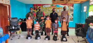 Satgas Pamtas Sektor Timur Gelar Yankes Gratis dan Berbagi Sembako